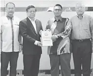  ??  ?? SERAH: Hii (dua kiri) menyerahka­n memorandum daripada Persekutua­n Persatuan-Persatuan Cina Sarawak Bahagian Miri kepada Amer sambil disaksikan David (kiri) dan James.
