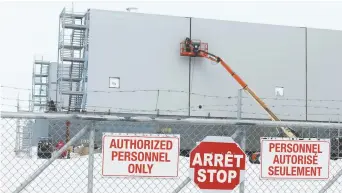  ??  ?? Des employés du Groupe Océan travaillen­t sur la cale sèche flottante, au parc industriel de Bas-Caraquet. - Acadie Nouvelle: Réal Fradette