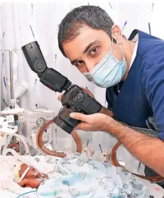  ?? FOTO: RHEINLAND-KLINIKUM ?? Jamany Quader ist Kinderarzt und -fotograf. Im Lukaskrank­enhaus dokumentie­rt er den Start zu früh geborener Kinder ins Leben.