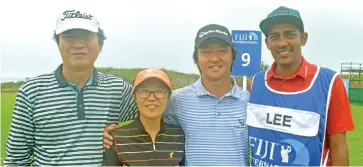  ?? Photo: Waisea Nasokia ?? Sam Lee (third from left), with his father Bongwoo Lee, mother Gloria Lee, and caddie Roneel Prakash on August 20, 2017.