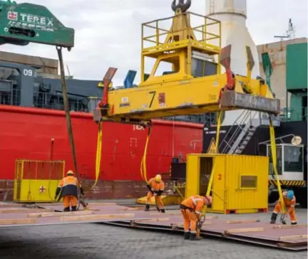  ?? FOTO'S JORIS HERREGODS ?? Breakbulk zorgt voor veel jobs. Volgens een schatting uit de vakbondskr­ingen is zowat 40% van de 6.800 havenarbei­ders actief in de breakbulk en rorosector.