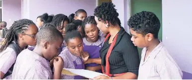  ?? TAMARA BAILEY PHOTO ?? Christina Tulloch interactin­g with students.