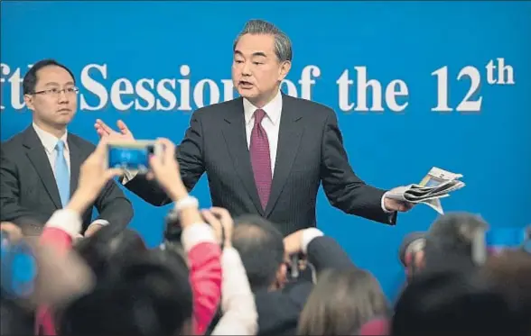  ?? MARK SCHIEFELBE­IN / AP ?? El ministro de Asuntos Exteriores chino, Wang Yi, habla con los periodista­s al final de la rueda de prensa celebrada ayer en Pekín