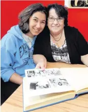  ?? Archivfoto: Marcus Merk ?? Für Birgit Hippgen (rechts) und ihre Tochter Grit Eisenbeil war Strauß der Retter in der Not.