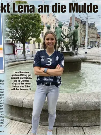  ??  ?? Lena Hausherr gestern Mittag gut gelaunt in Zwickau.
Die 18-Jährige trägt ab der neuen Saison das Trikot mit der Nummer 3.