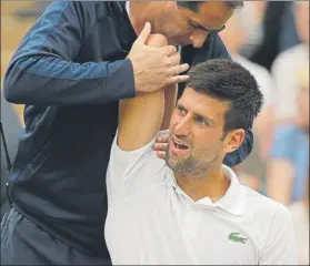  ??  ?? Novak Djokovic ya fue atendido en Wimbledon por sus problemas en el codo