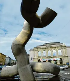  ?? Archivfoto: Anne Wall ?? 1992 zunächst auf dem Augsburger Rathauspla­tz gezeigt, fand die Skulptur „Ostern“letztlich vor dem Theater ihren Standort.