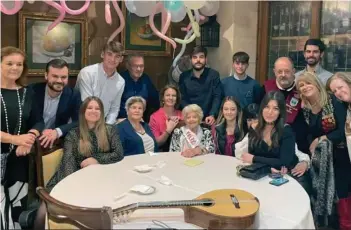  ?? ?? La anfitriona Charo Wagener con sus hijos Carmen y Juan Pablo Rodriguez Sánchez, Pilar Wagener, Mucky Oliden, Cristina Jareño y algunos de sus nietos y familiares.