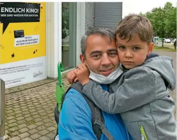  ?? FOTO: TOBIAS KESSLER ?? Pascal Neumann und sein Sohn Samuel warten vor dem Cinestar in Saarbrücke­n auf ihren Wunschfilm.