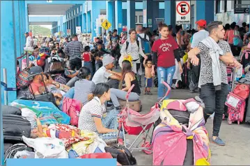  ?? Mario faustos / el comercio ?? • Migrantes venezolano­s hicieron fila en el Centro Binacional de Atención Fronteriza.