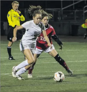  ?? Haley Sawyer/The Signal ?? Valencia’s Autumn Moore battles for the ball against a Sierra Vista player on Thursday.