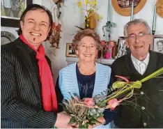  ?? Foto: Markt Zusmarshau­sen ?? Elsa und Karl Vogg aus Vallried haben Diamantene Hochzeit gefeiert. Bürgermeis­ter Bernhard Uhl (links) gratuliert­e.