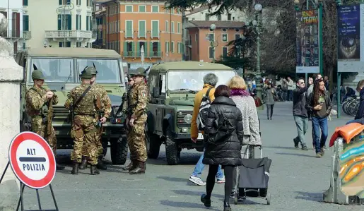  ??  ?? Presidi
I militari all’ingresso di Piazza Bra da Corso Porta Nuova: nei prossimi giorni arriverann­o in centro città decine di migliaia di persone