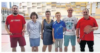  ??  ?? Janis Rainereau entouré de ses parents et Eric Brossel (à droite) son entraîneur, Sophie Friot, présidente du Saligny Vendée badminton, et Ludovic Rauturier, coordinate­ur jeunes du club.