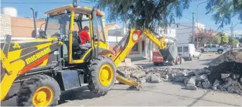  ?? AGENCIA PUNTA ALTA ?? Tareas de renovación de los caños de cloacas colapsados entre Rivadavia y Mitre.