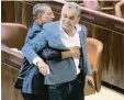  ?? Foto: dpa ?? Ein Politiker der arabisch israelisch­en Balad Partei wird nach Protesten in der Knesset des Saales verwiesen.