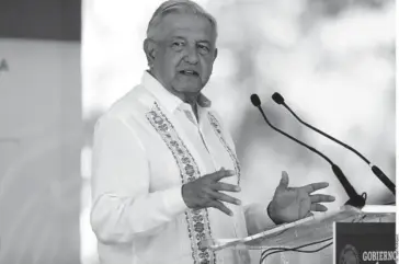  ?? FOTO: REFORMA ?? > Andrés Manuel López Obrador, satisfecho con el desarrollo de la obra.