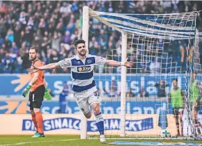  ??  ?? Foto links: In der Nachspielz­eit der ersten Halbzeit brachte Moritz Stoppelkam­p den MSV mit 1:0 in Führung. Foto rechts: Andreas Wiegel (hinten) kümmert sich hier um Jeremy Dudziak.