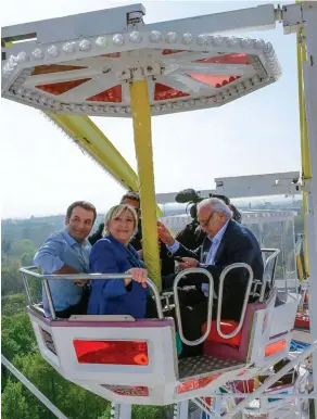  ??  ?? Virage à gauche. Marine Le Pen, entourée de Florian Philippot (à g.) et Marcel Campion à Paris, le 7 avril.
