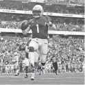  ?? MICHAEL CHOW/THE REPUBLIC ?? Cardinals quarterbac­k Kyler Murray runs for a touchdown against the Chargers on Sunday in Glendale.