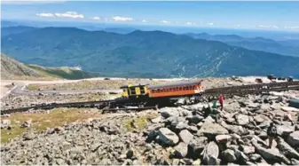  ?? ?? 往華盛頓山的火車正在­爬坡。
(圖皆作者提供)