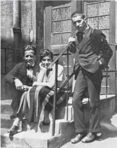  ?? Foto: Staats- und Stadtbibli­othek Augsburg ?? Der junge Bertolt Brecht (rechts) 1922 an den Münchner Kammerspie­len mit Otto Falckenber­g und Sibylle Binder.