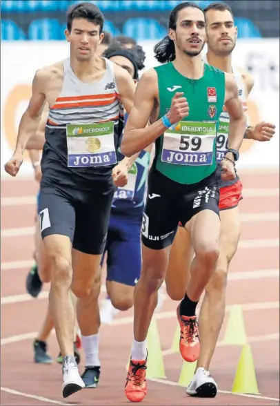  ??  ?? Adel Mechaal y Mohamed Katir, en los 3.000 de los Nacionales de pista cubierta celebrados en Gallur.