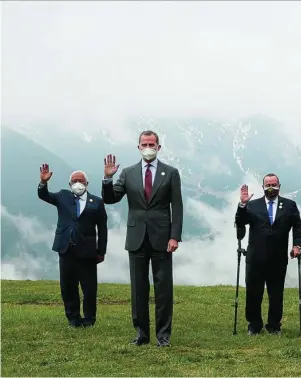  ??  ?? Foto de familia de los asistentes a la XXVII Cumbre Iberoameri­cana