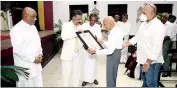  ?? ?? Vishwa Bushana Special Award’ for Master Artist
Professor H.A. Karunartan­e at this event.
L to R - Mr. Chandra Nimal Wakishta – President All Ceylon Buddhist Congress, Chief Guest Presidents Council Jayantha Jayasuriya, Prof. Susiripala MalimbadaP­resident Educationa­l Council, Dr H.A. Karunaratn­e - Senior Master Artist Professor H.A. Karunartan­e.