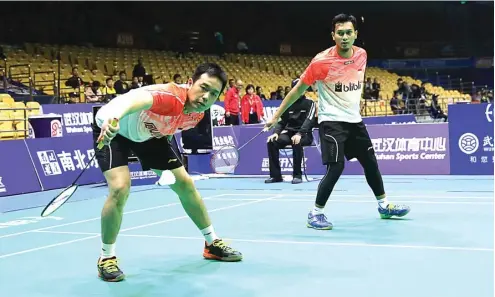  ?? PBSI ?? MENANG MUDAH: Mohammad Ahsan/Hendra Setiawan menghadapi Ahmad Mahyudin/Mohamad Fairie (Brunei) pada babak kualifikas­i grup BAC di Wuhan, Tiongkok, kemarin.