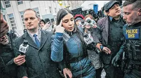  ?? Fotos:
EXTRA ?? La esposa del Chapo Guzmán, Emma Coronel Aispuro (c), a su salida del juzgado.