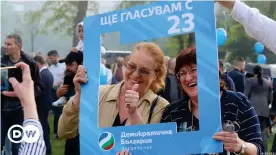  ??  ?? Supporters of the 'Democratic Bulgaria' alliance, which includes the 'Green Movement'