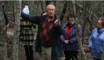  ??  ?? Ecologist, Prof Coert Geldenhuys shared his immense knowledge on the Grootvader­sbosch Conservanc­y forests. Photo’s: San-Marié Cronjé