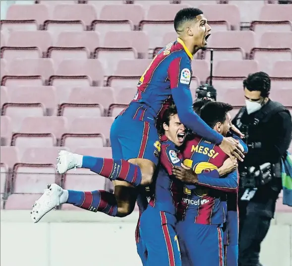  ??  ?? Explosión de júbilo Araújo salta por encima de Riqui Puig y Messi, que
abrazan a Dembélé