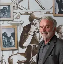  ??  ?? Joseph Perez devant la fresque des rapatriés et des photos d’arrivées à Toulon. Le centre possède également des archives de journaux, des objets et des maquettes.