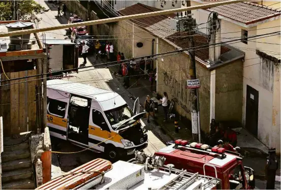  ?? Fotos Adriano Vizoni/Folhapress ?? Van de transporte escolar que foi atingida por um caminhão nesta sexta (13) em Carapicuíb­a, na Grande SP, matando uma criança e ferindo 11 pessoas