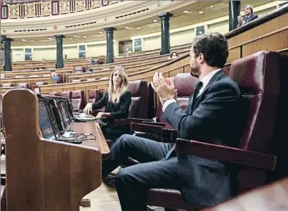  ?? EDUARDO PARRA / EP ?? Pablo Casado en la sesión parlamenta­ria de ayer junto a Cayetana Álvarez de Toledo