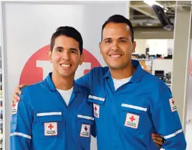  ?? JOHN ROBLEDO ?? Juan y Manuel Flores, dos hermanos rescatista­s de la Cruz Roja Colombiana.
