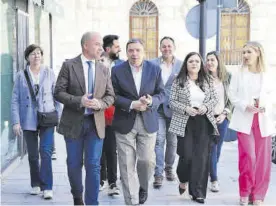  ?? RAFA SÁNCHEZ ?? Rafael Villarreal y Luis Planas, con otros candidatos del PSOE en Pozoblanco.