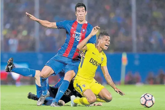 ??  ?? Friccionad­o. Fabra sufre el maltrato de dos rivales. El colombiano jugó los 90 minutos y cumplió una buena actuación en Asunción.