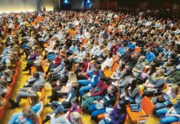  ?? Fotos: Bernd Hohlen ?? Über 5400 Studenten fangen zum Winterseme­ster in Augsburg ein Studium an. Die Stadt empfing sie am Montagaben­d im Kongress am Park. Es ging auch ums Kennenlern­en.