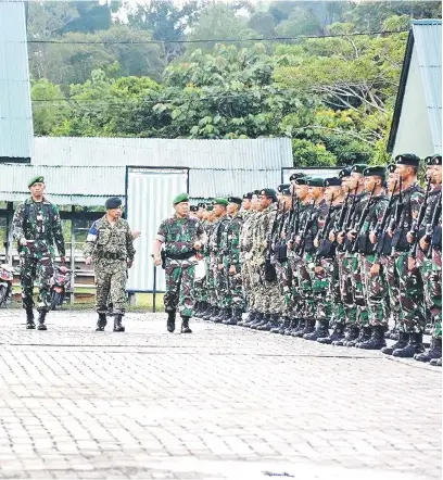  ??  ?? KEMAS: Bustaman (dua kiri) dan Sonhadji memeriksa barisan TDM dan TNI-AD.