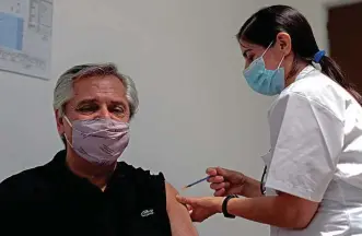  ?? Esteban Colazzo/Presidênci­a da Argentina/AFP ?? Alberto Fernández tomoudosed­a vacina russa Sputnik V em hospital em Buenos Aires