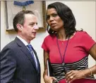  ?? STEPHEN CROWLEY / NEW YORK TIMES 2017 ?? Omarosa Manigault Newman confers with Reince Priebus, then chief of staff, in February 2017.