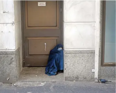  ?? PICTURE: ARMAND HOUGH/AFRICAN NEWS AGENCY (ANA) ?? AT RISK: Rising food prices put the most vulnerable at greater risk of malnutriti­on. As winter sets in, a young man, homeless and hungry, huddles in a doorway in Longmarket Street.