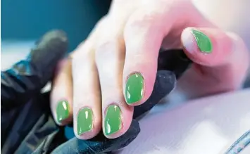  ?? Foto: Christin Klose, dpa ?? Grün auf den Nägeln wirkt exotisch, soll sich diesen Sommer aber durchsetze­n.