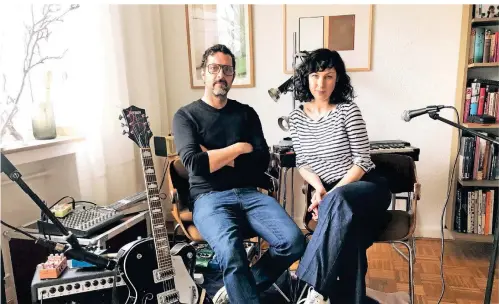  ?? FOTO: LEZAIC/MAUSS ?? Romana Lezaic und Torsten Mauss nutzen die Zeit zu Hause und machen Musik im Wohnzimmer.