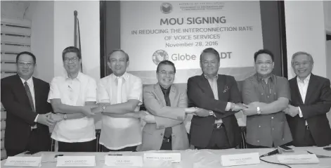  ?? (TAMPO NGA HULAGWAY) ?? NAGHIUSA. Gikan sa wala mao sila si Globe general counsel Froilan Castelo, Rep. Cesar Sarmiento, Globe Chief Technology and Informatio­n Officer Gil Genio, DICT Secretary Rodolfo Salalima, PLDT’s Eric Alberto, NTC Commission­er Gamaliel Cordoba ug PLDT’s...