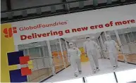  ?? Foto: Georg Moeritz ?? Motto auf Englisch auf einem Plakat in der Dresdner Fabrik: Der Mikrochip-Fabrikant Globalfoun­dries verspricht eine neue Ära, die mehr bietet. Jetzt investiert er groß in den USA.