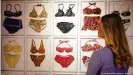  ??  ?? Una mujer observa una colección de bikinis al estilo de Brigitte Bardot durante una visita de prensa antes de la inauguraci­ón del Museo del Bikini, inaugurado el 5 de julio de 2020 en Bad Rappenau, en el estado federado alemán de BadenWürrt­temberg